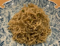 ちりめんじゃこと実山椒を、丁寧に炊き上げました。噛めば噛むほど旨味がでてくるちりめんじゃこは、食感と香ばしい風味に加え、山椒がアクセントになって、美味しさをアップさせます。
冷凍保存