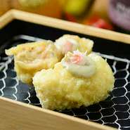 目の前で揚げたての天ぷらをご提供。