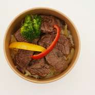 どどん！！と贅沢に阿波牛のステーキをのっけた特製タレのステーキ丼がマリンパレット徳島より登場！存在感のあるお肉は、貴方の胃袋を満たし、至福の時を生みます。ほっと一息、普段頑張っている自分へのご褒美に♪