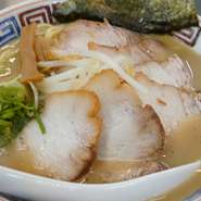 昔なつかし小松島カサイの味を復元した中華そば♡まろやかなスープが特徴です。麺をすすったあとはスープを飲み干してしまうほどのコク♪くせになるカサイの中華そばもお持ち帰りできます。