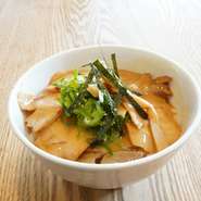 本格中華そばやの調理人が仕込む熱量が伝わる、小松島中華のチャーシュー丼。煮込むたびに素材から美味しいを引き出した人気のチャーシュー丼。小松島は美味しい♪をテーマに小松島中華（中華そば）と一緒にいかが？