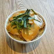 昔なつかし小松島カサイの味を復元したチャーシュー丼！1枚1枚丁寧に削ぎ切りされたチャーシューがごはんともてなすハーモニー♡小松島中華のチャーシュー丼と比べてみてみて♪