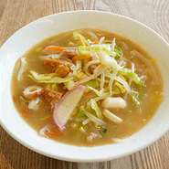 ”テストキッチンN”にて好評を頂いておりました「小松島チャンポン」がテイクアウトでも人気！地元、小松島の名産：フィッシュカツが入った地元応援飯。お野菜たっぷり、女性のリピーターも多いチャンポンです。