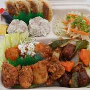 中華の職人が作る大きな焼売、売れ筋餃子、ぷりぷりの海老を本格中華の味に。お子様に人気のからあげ、肉団子など夜食べにぴったりなラインナップを詰め込みました。冷えたビールとも相性抜群！！