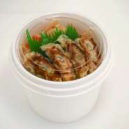 器の中は二段に分かれており、上段は餃子にもやしナムル、下段には炒飯と唐揚げを敷き詰めたその名も”小松島中華のランチボックス”。炒飯もからあげも餃子も食べたい！そんな気分のときはこのランチボックスを♪