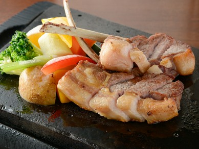肉や魚をふっくらと焼き上げる『溶岩石プレート』 一例