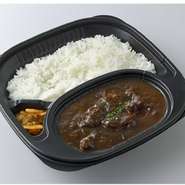 小麦粉を深く焙煎し、玉葱はあめ色に炒めた味わい深い黒カレーです。