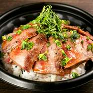ステーキの王道リブロースをローストビーフの様に切り、丼に盛り付けました！オリジナルの醤油ベースのソースもとことんこだわりました。