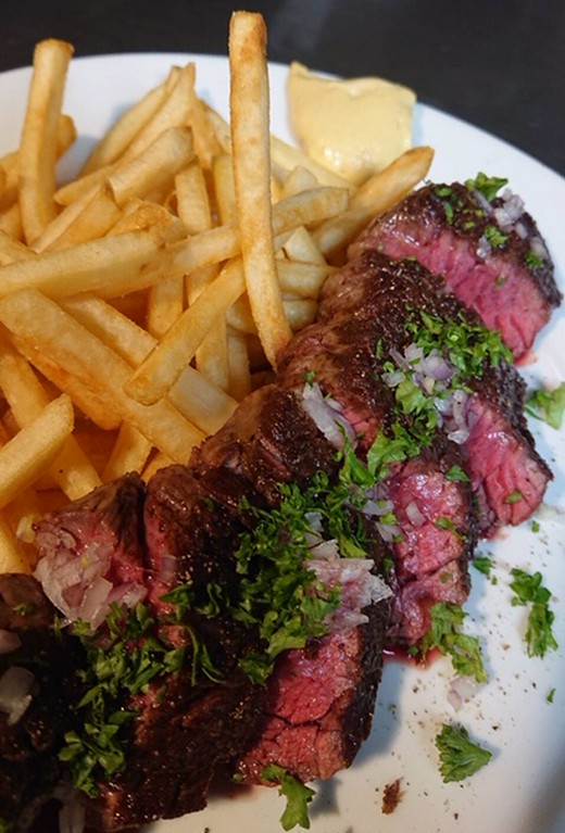 豊富なワインとこだわりの料理を楽しむ