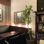 木造りで暖色系の照明が包み込む温かみある店内。仕切られた空間がふたりだけのプライベートなお時間を演出。