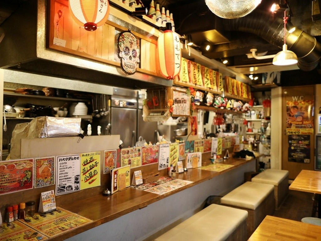 大通りから一本入った、居酒屋感たっぷりの雰囲気ある店内。