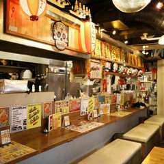 大通りから一本入った、居酒屋感たっぷりの雰囲気ある店内。