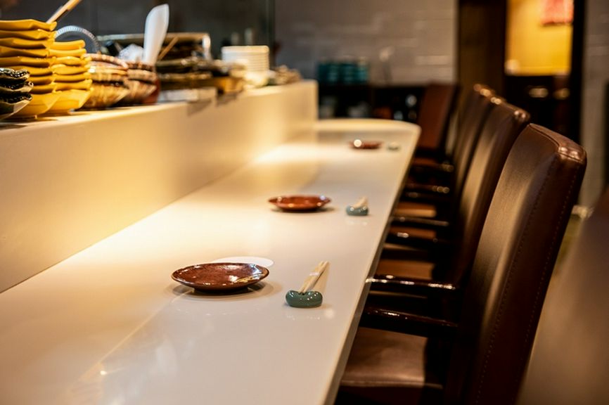 カウンター席はお1人様や、デートにも