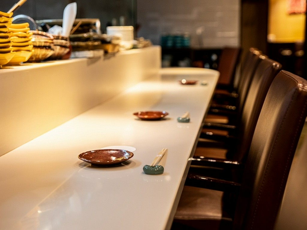 カウンター席はお1人様や、デートにも