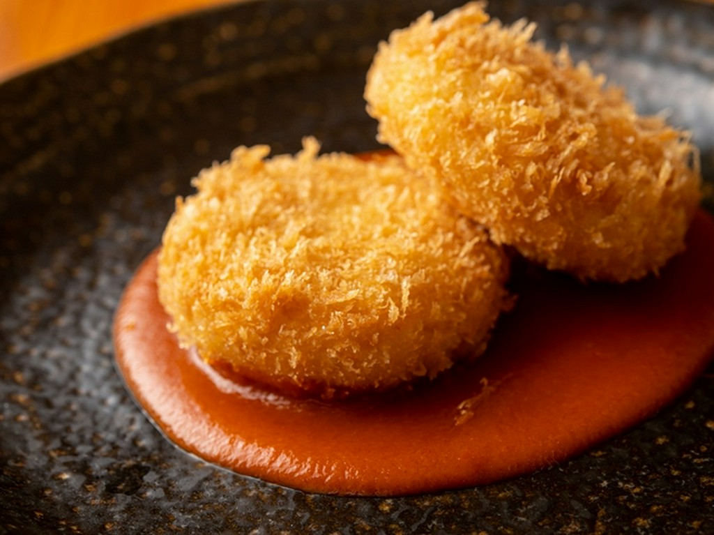 カニクリームコロッケ　トマトソース