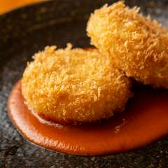 カニクリームコロッケ　トマトソース