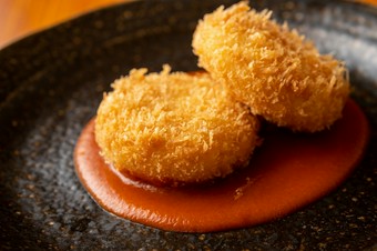 カニクリームコロッケ　トマトソース