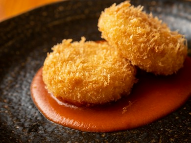 カニクリームコロッケ　トマトソース