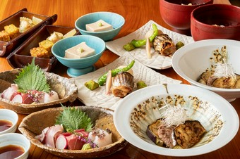 ■ご注意■
別途以下の料金が発生いたします。
【サービス料：カウンター5％ / 個室10％ 】