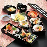 蓋をあけていただくと季節の食材をふんだんに使ったお料理が目に入ってきて舌だけでなく目でもお楽しみいただけるお料理です。