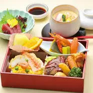 ハンバーグやウィンナーなど、お子様の好きなおかずに、ちらし寿司やお造り、茶わん蒸しなどもお付けした、ちょっと贅沢な会席御膳です。