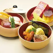 可愛らしく食べやすいサイズでお作りしたおむすびに、ハンバーグやウィンナーなど、お子様の好きなおかずを盛り込みました。