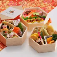 こだわりのご飯とおかずも品数豊富でとても豪華！会食の席はもちろん行楽のお供にもオススメです。
