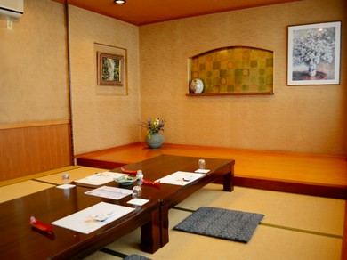 落ち着いた雰囲気のお座敷個室、テーブル個室もございます。