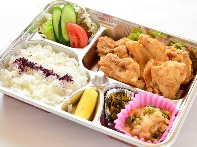 お弁当や単品料理のテイクアウト承ります。