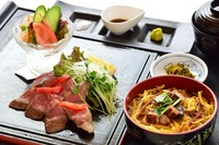 うなぎひつまぶし/エビフライ/味噌カツ/野菜サラダ/赤だし/漬物