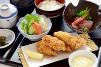 カキフライ（２ヶ）/ミニうな丼/刺身盛り/季節の料理/サラダ/赤だし/漬物