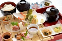 ・お刺身盛合せ・海老と野菜の天ぷら・煮物盛り・旬の焼き魚・茶碗蒸し・季節のデザート
