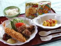 寿司セット（まぐろ/サーモン/えび/玉子/えびふらい/ウインナー）/ミニうどん/お菓子/ミニドリンク（オレンジ/アップル/パイン）