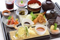 （・お刺身盛り合わせ・厚揚げの甘辛煮・さばの煮つけ・豆冨の味噌田楽・海老と野菜の天ぷら・カツと海老フライの揚げ物・キャベツの肉巻き生姜焼き・煮あなごのだし巻きあんかけ）の中から4品お選びください　
