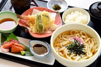 とろろご飯/刺身/季節の小鉢/海老と野菜の天ぷら/赤だし/漬物