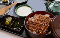 うなぎ（四切れ）/お刺身盛り/茶碗蒸し/お吸い物/漬物　