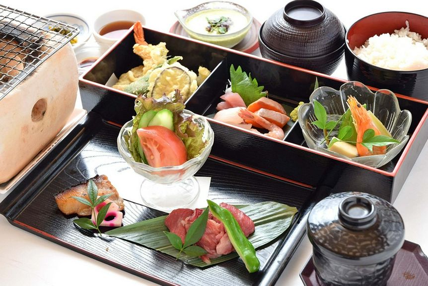 彩華御膳（様々な集いの席を華やかに彩る特選御膳料理）