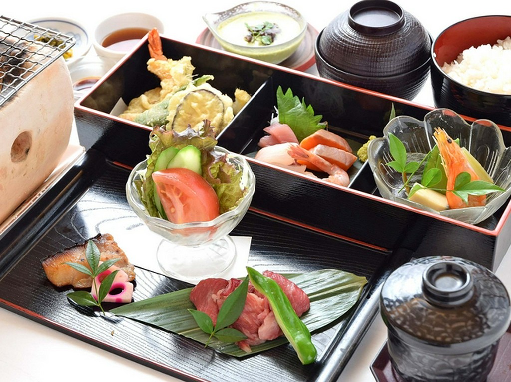 彩華御膳（様々な集いの席を華やかに彩る特選御膳料理）