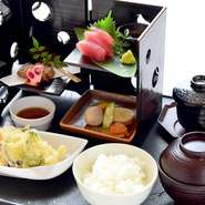 刺身、海老と野菜の天ぷら、豆冨の田楽、焼き魚、煮物盛り、茶碗蒸し、ご飯、赤だし、漬物