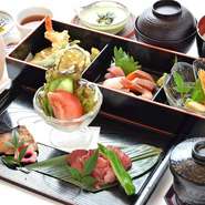 刺身、海老と野菜の天ぷら、豆冨の田楽、焼き魚、煮物盛り、茶碗蒸し、ご飯、赤だし、漬物