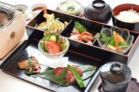 刺身、海老と野菜の天ぷら、豆冨の田楽、焼き魚、煮物盛り、茶碗蒸し、ご飯、赤だし、漬物