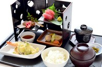 豆冨の田楽、刺身盛り、茶碗蒸し、海老と野菜の天ぷら、ご飯、赤だし、漬物