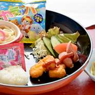 ・うどん・ウインナー・チキンナゲット・ふりかけご飯・プリン・お菓子付き