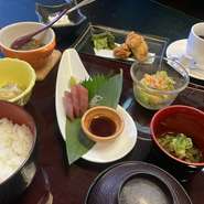 ・刺身・かぼちゃの味噌チーズ焼き・なす素麺・冷製とうがんの肉巻き・春雨サラダ・メイン料理・ご飯・赤だし・漬物・季節のデザート又は、ミニドリンク

　



