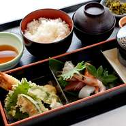 ・刺身盛り・海老と野菜の天ぷら・茶碗蒸し・ご飯・赤だし・漬物・ミニドリンク付き