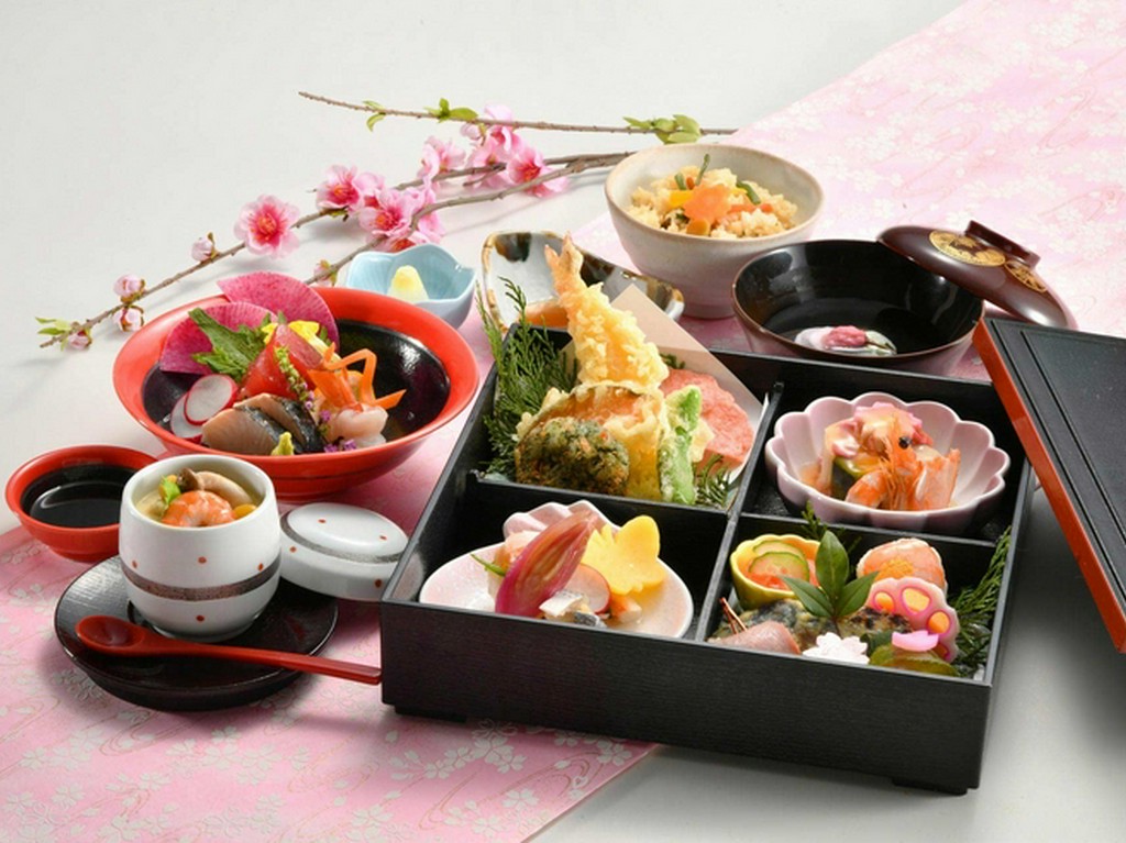 華やかな小皿をあしらって盛りつけられた料理は、舌だけでなく目も楽しませてくれます。