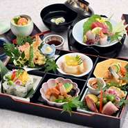 人気の御弁当。季節を感じられる繊細かつ華やかな盛り付けや器にもこだわった、自慢の御弁当会席膳です。