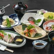 ・季節の先付・鮮魚の盛り合わせ・お椀物・お凌ぎ・揚げ物・旬の料理一品・蓋物・茶碗蒸し・酢の物・ご飯・赤だし・香物・季節のデザート