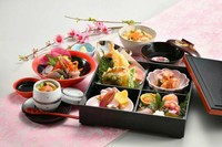 季節の焼八寸、汁物、お造り盛り合わせ、焚き合わせ、天麩羅盛り合わせ、酢の物、茶碗蒸、小鉢、季節の御飯とバランスが良く品数が豊富な内容となっており、慶弔問わず人気の一品です。