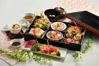 季節の焼八寸、汁物、お造り盛り合わせ、焚き合わせ、天麩羅盛り合わせ、酢の物、茶碗蒸、小鉢、季節の御飯とバランスが良く品数が豊富な内容となっており、慶弔問わず人気の一品です。